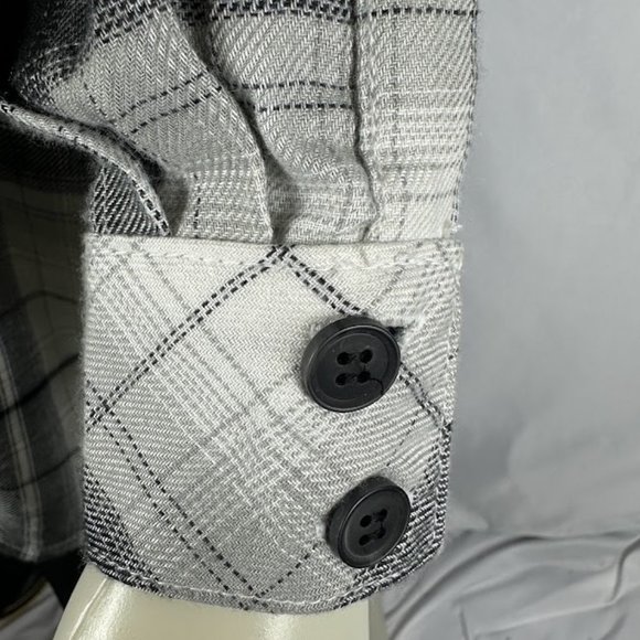 Only Black and White Plaid Button Up NWT Size M - Picture 5 of 5